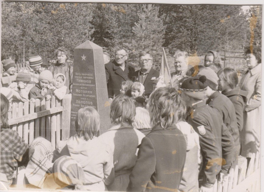 Памятник героям гражданской войны, установленный в 1960 году на сельском кладбище.